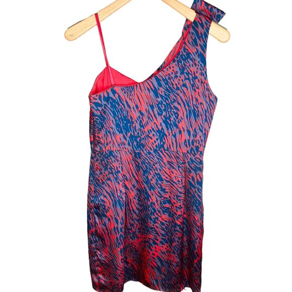 BCBGeneration | Raspberry Abstract One-Shoulder Cocktail Dress Size 8 | EUC - Picture 9 of 13